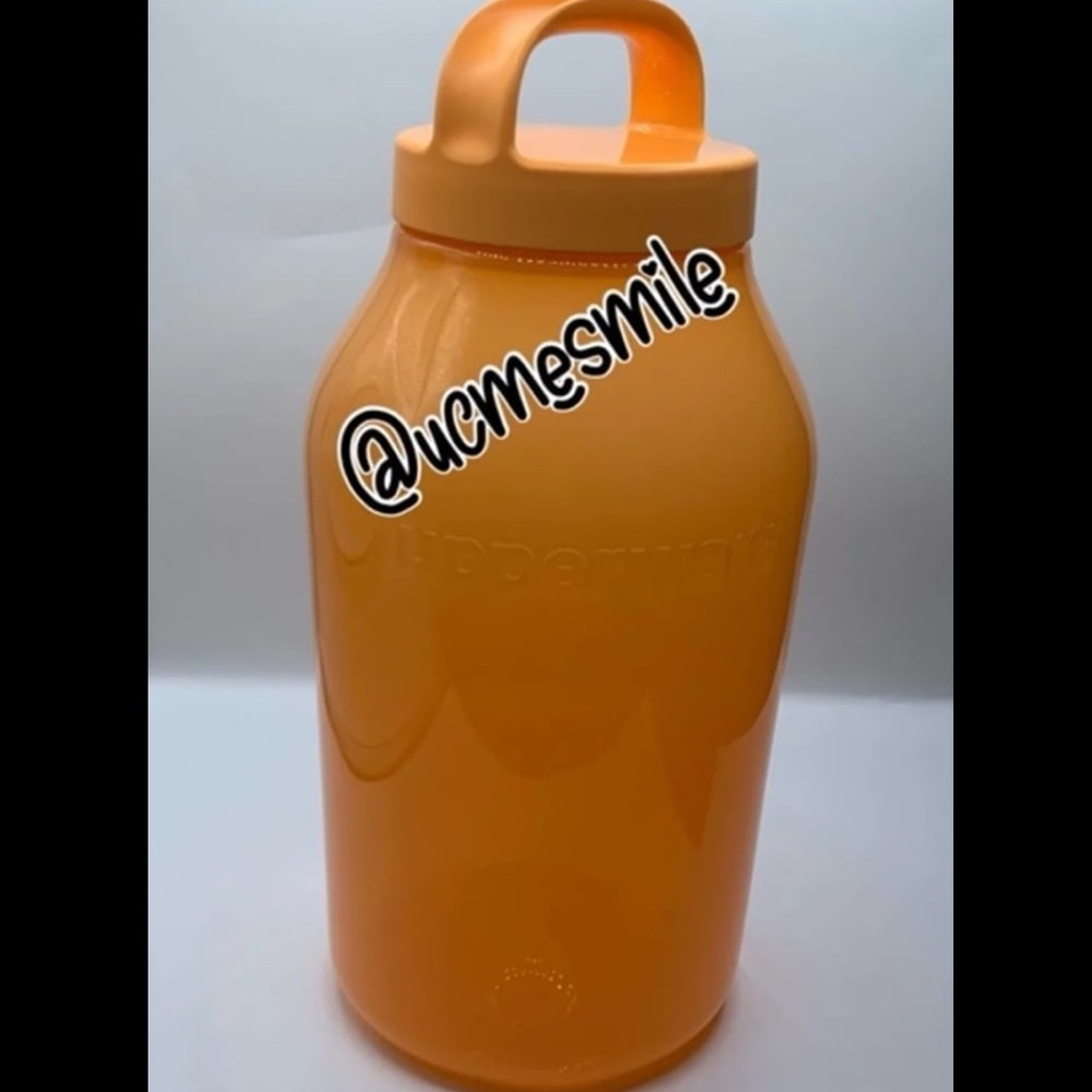 Tupperware Universal Travel/Beverage/Food Storage Jumbo Jug
